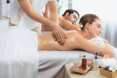 Kafkas çift müşterisi stres önleyici spa masajının keyfini çıkarıyor ve lüks otel veya oteldeki gündüz açık hava ortamında güzellik teniyle eğleniyor. Sessiz.