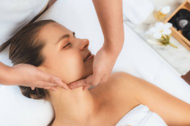 Panorama 'da kadınların stres önleyici kafa masajından ve lüks tatil beldesi veya otel spa salonundaki modern ışık ortamında yüz güzelliği eğlencelerini şımartmaktan hoşlandığı bir manzara var. Sessiz.