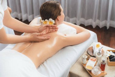 Kafkasyalı kadın müşteri stres önleyici spa masajının keyfini çıkarıyor ve lüks otel ya da oteldeki gündüz açık ortam güzellik salonunda güzellik teniyle eğleniyor. Sessiz.