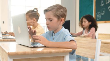 Kafkas akıllı çocuk yazılım sistemi programlama ve mühendislik kodları hakkında çok kültürlü araştırmalar yaparken kodlamayı öğrenme. Mutlu çocuk dizüstü bilgisayar kullanarak mühendislik dersi vermeyi düşünüyor. Pedagoji.