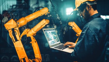 Sanayi 4.0 veya 4. endüstriyel devrimin otomasyon üretim sürecini ve IOT yazılımını gösteren dijital fabrika üretim teknolojisi için MLB Smart endüstri robot kolları.