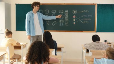 Öğrenci ödevlerine bakarken sınıfta yürüyen yetenekli bir öğretmen. Sınav yaparken ya da sınıfta ödev yaparken akıllı çocuk defterini kontrol eden profesyonel bir eğitmen. Pedagoji.