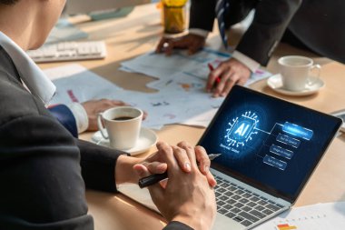 Yapay zeka teknolojisini çalıştırmak için komut mühendisi ve kullanıcı kolaylığı için üretici yapay zeka yardımcı araçları insanların yapay zeka işlevlerini teşvik ederek yapay zekayı çalıştırmalarına yardımcı olur