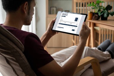 Muhasebe uygulamasından gelen fatura bilgisayar ekranında. Şirket işlerinin finans ve bütçesi için bilgisayar programı. Rahatça..