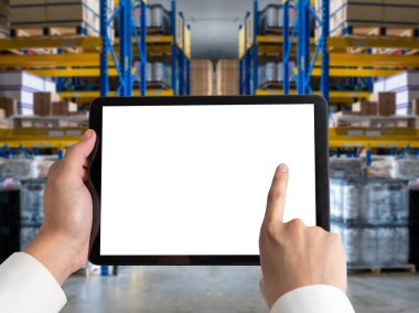 Tasarımınız için mod bilgisayardaki beyaz boş ekran monitör ekranında maket yapın