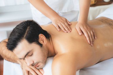 Kafkas erkek müşteri stres önleyici spa masajının keyfini çıkarıyor ve lüks otel veya oteldeki gündüz açık hava ortamında güzellik derisi eğlencesi ile şımartıyor. Sessiz.