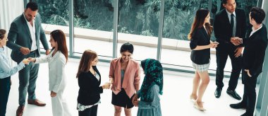 Birçok iş adamı şehirdeki iş konferansı için modern ofis binasında toplanıyor. İş adamları ve iş kadınları iletişimi ve insan kaynakları kavramı. uds