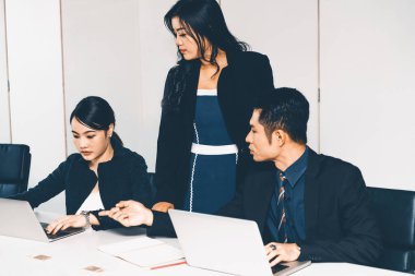 Grup toplantısındaki iş adamları iş arkadaşlarıyla ofiste çalışıyorlar. Şirket iş yeri konsepti. uds