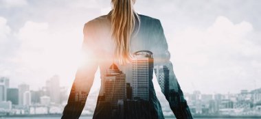 Modern şehir arka planında iş dünyasının çift pozlama görüntüsü. Gelecekteki iş ve iletişim teknolojisi kavramı. Gerçeküstü fütüristik şehir manzarası ve soyut çoklu pozlama arayüzü. uds