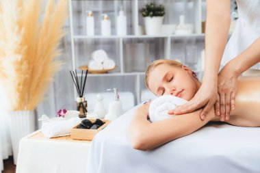 Kafkasyalı kadın müşteri stres önleyici spa masajının keyfini çıkarıyor ve lüks otel ya da oteldeki gündüz açık ortam güzellik salonunda güzellik teniyle eğleniyor. Sessiz.