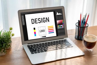 Web sayfasının modern tasarımı ve bilgisayar ekranında gösterilen ticari reklamlar için grafiksel tasarımcı yazılımı