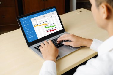 Ekip projesinin zaman çizelgesini gösteren bilgisayar ekranında, modern iş projesi yönetimi için proje planlama yazılımı