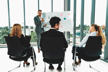 İş kadınları ve işadamları ofis odasında grup toplantısına katılıyorlar. Şirket iş ekibi konsepti. uds