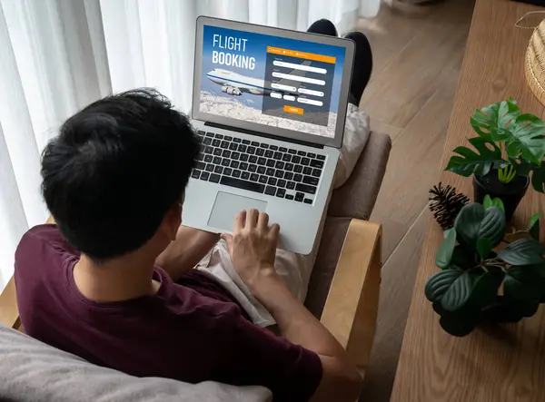 Online uçuş rezervasyon sitesi mod rezervasyon sistemi sağlar. Seyahat teknolojisi kavramı .