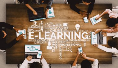 E- öğrenim ve Öğrenci ve Üniversite Konsepti Online Eğitim. Dijital eğitim kursunun teknolojisini gösteren grafik arayüzü insanların her yerden uzaktan öğrenmelerini sağlıyor. uds
