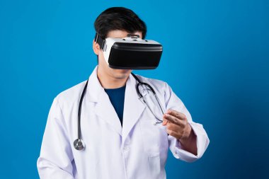 VR kulaklık takan zeki doktor tıp araştırmaları ile metabolizma dokunmatik ekranı fütüristik teknoloji hologramı sanal gerçeklik zeki meta-dünya mavi arka planı izole eder. Entrika.