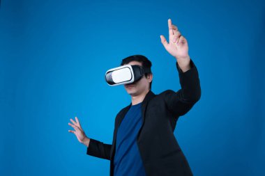 VR kulaklık takan profil işadamı, metaevren dokunmatik zoom 'u sanal gerçeklikte mavi arkaplan fütüristik teknolojisini izole ederek ilginç iş verilerine bağlamaya çalışıyor. Entrika.