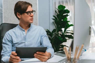 IT geliştiricisi, tablet üzerindeki yazılım geliştirme bilgisini pc ve laptop ekranıyla karşılaştırarak güncelleme sürüm genel sisteminde yeni bir kod programıyla nokta nokta seçiyor. Bireysel.