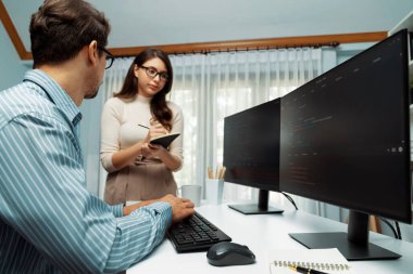 Takım becerisi geliştiricileri programı en yeni kodlama yaratıcı web sitesi planlama yazılım projesini iki bilgisayar ekranında düşünerek, ofiste tam yığın veri analizi ile karşılaştırıldığında. Varsayım.