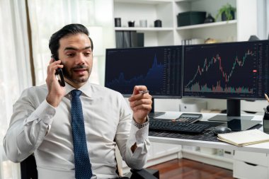 İki borsa yatırımıyla danışman ya da ortağı arayan tüccar işadamı, veri analizini yüksek kârlı dinamik teknoloji borsasına yatırım yapmak için karşılaştırdı. Tahmin et..