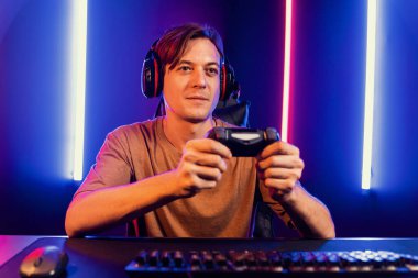 Kontrol kumandalı akıllı oyun flamasının keyfini çıkarın, modern teknoloji siber neon ışık odasında yetenekli oyuncularla çevrimiçi canlı sosyal medya grubu oyunu oynayın. Bireysel.