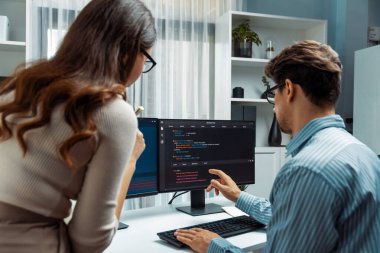 İki ekran ekranında yaratıcı web sitesi planlama yazılımını tartışan yetenekli geliştiriciler programı arka görüş konseptiyle ofiste tasarımı analiz eden tam yığın veri. Varsayım.