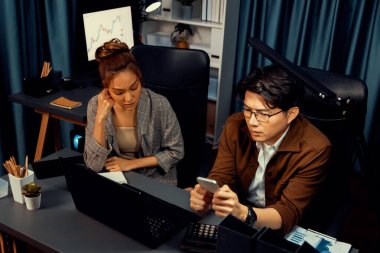 Modern ofiste gece geç saatlerde e-posta verilerini kontrol etmek için sekreterli cep telefonu müşterisine odaklanan satış müdürünün ciddi yüzü. Aşırı çalışan problem projesi kavramı. İnfobahn.