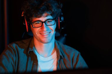 Genç oyun flaması takımı, Esport ile birlikte neon ışıklı odada kulaklık takarak online dövüş kazanan oyuncuları topluyor. Bir sonraki seviyeye rakip kazanmak için strateji planı uyguluyorum. Toplayıcı.