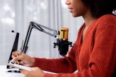 Güzel Afrikalı kadın etkileyicilerin sunucu kanalı. Yayın stüdyosunda dinleyicilerle senaryo notlarıyla konuşuyor. Canlı sosyal medyada yaşam koçu danışmanlığı zamanı. Tatlandırıcı.