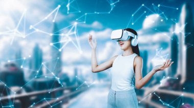 Kadın standı beyaz VR kulaklık takıyor ve beyaz kolsuz bağlantı metaverse, gelecekteki teknoloji siber uzay topluluğu yaratıyor. Etrafına bakıyor ve meta 'da fantezi inşa etmekten zevk alıyor. Halüsinasyon.