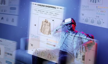 Beyaz bir adam görsel gerçeklik gözlüğü takarken alışveriş listesi için ürün seçip seçiyor. Sanal gerçeklik dürbünü kullanırken elinde poşetlerle kanepede oturan yetenekli biri. Teknoloji. Sapma.