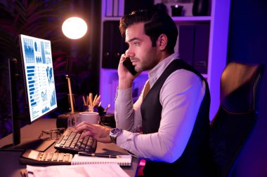 Akıllı iş adamı, akıllı telefon şirketinin ortağı ya da yatırımcısı kağıt işi raporları klasörüne not pazarı verileri yazarak satış kanalı disiplinlerini Neon Dark Light Room 'daki ürün hizmetlerini analiz ediyor. Tahmin et..