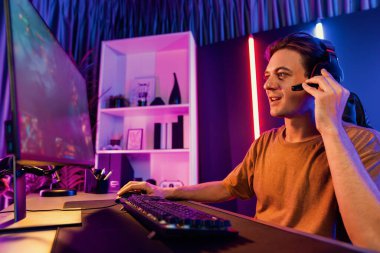 Sunucu kanalı bilgisayar ekranında muptiplayer 'larla Moba' yı oynayan ya da savaş alanında yalnız olan akıllı oyun flaması odaklı. Esport neon dijital ışık odasından canlı yayın yapıyor. Bireysel.