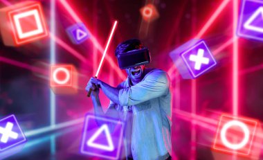 Sanal gerçeklik gözlüklü enerjik bir adam müzik engelli neon bir kılıç kullanıyor. Kılıç tutarken oyun oynayan yetenekli bir insan neon şehir arka planıyla metaevrene girer. Geçmişi bulanıklaştırıyor. Sapma.