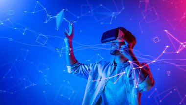 Akıllı adam veriye bakıyor ya da gözlük ya da VR kulaklık kullanarak büyük veri ya da sanal gerçekliğe bağlanıyor. Metastaz dünyasını keşfeden ve simüle edilmiş programa dokunan beyaz bir insan. Teknoloji. Sapma.