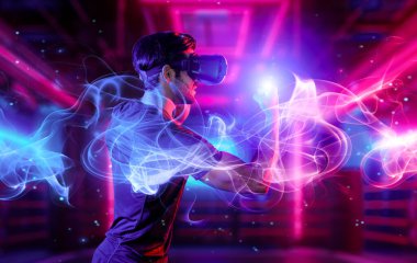 Neon boks sahasında kamera kıran ya da yumruklayan bir adam. Dijital teknoloji yeniliklerini kullanırken sporcu boks ve metaevren veya sanal dünyada hareketli jest. Sapma.