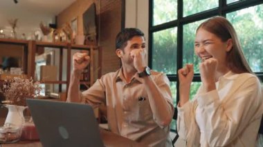 Yavaş çekim yapan insanlar, kafeteryadaki baharda laptopta başarılı bir şekilde çalıştıktan sonra kutlama yapıyorlar. Uzaktan çalışan ya da blog yazan dijital göçebe ya da üniversite öğrencisi. Yararlı