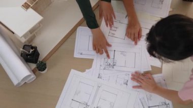 Müşteri denetimi ve iç mimar tarafından denetlenen iç mimar tasarım tasarısı ev düzenini müşteri talebine göre çiziyor. Mimari müşteri hizmetleri. Filizlenen