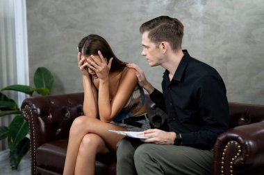 Psikiyatrist terapi seansı sırasında stresli ve depresyonda olan bir hastayı rahatlatıyor ve destekliyor. Akıl sağlığı ve tıbbi bakım konsepti. Açılıyor