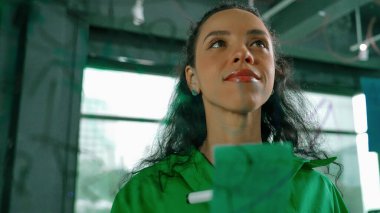 Genç İspanyol çalışanlar renkli yapışkan notlar yazıyorlar. Akıllı iş kadını pazarlama fikrini, beyin fırtınası stratejisini, iş planını paylaşıyor. Proje yöneticisi zihin haritası çiziyor. - Yakın çekim. Yönlendirici.