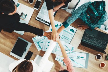 İş adamları ve iş kadınları, takım çalışması, destek ve iş birliğini gösteren çok kültürlü ofis odasındaki grup toplantılarında el ele tutuşuyorlar. Çeşitli işyerleri ve şirket çalışanları konsepti. uds