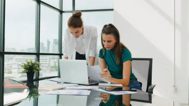 Yetenekli iş kadını, mali stratejiyi tartışırken stresli görünüyor. Zeki iş adamlarının beyin fırtınası yapması, danışman satış planı, gerilimli istatistiksel dokümanları kullanarak fikir. İzleme