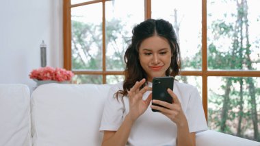 Genç bir kadın internet üzerinden alışveriş yapmak için internet üzerinden internet üzerinden internet üzerinden alışveriş yapıyor. Modern ve konforlu çevrimiçi alımlar güvenli ve uygun alışverişleri sağlar.