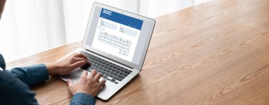 Muhasebe uygulamasından gelen fatura bilgisayar ekranında. Şirket işlerinin finans ve bütçesi için bilgisayar programı. Rahatça..