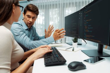 Takım becerisi geliştiricileri programı en yeni kodlama yaratıcı web sitesi planlama yazılım projesini iki bilgisayar ekranında düşünerek, ofiste tam yığın veri analizi ile karşılaştırıldığında. Varsayım.