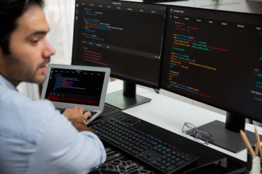 Bilgisayar ve bilgisayar üzerinde çalışan akıllı bilişim geliştirici yazılım geliştirme kodlaması üzerinde yoğunlaşmak, modern ofisteki web sitesinde son güncelleme sürümü için virüs yazılım uygulama programı yaratmak. Tahmin et..