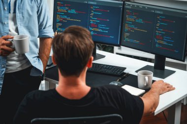 BT geliştiricileri pc ekranında çevrimiçi yazılım geliştirme bilgisini tartışıyor, web sitesindeki son sürüm uygulaması için program kodlaması oluşturuyorlar. Beyin fırtınası yazılımı kavramı güncellendi. Satılabilir.