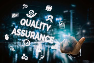 Kalite Güvencesi ve Kalite Kontrol Konsepti - Modern grafik arayüzü sertifikalı standart süreç, ürün garantisi ve müşteri memnuniyeti için kalite iyileştirme teknolojisini gösteriyor. uds