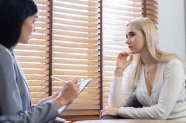 Psikolojik akıl sağlığı danışmanlığı ya da terapi seansındaki genç ve profesyonel bir hastadan akıl hastalığı teşhisi koyarken yardım istemek. Zihinsel tedavi seansı. Blithe