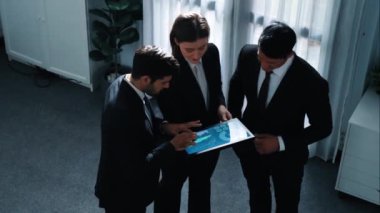 Akıllı yatırımcılarla konuşan ve toplantı odasında beklerken tabletteki verileri analiz eden iş adamlarının en üst görüşü. Finansal yatırım grafiğine işaret eden yetenekli bir proje yöneticisi. İş için. Müdürlük.